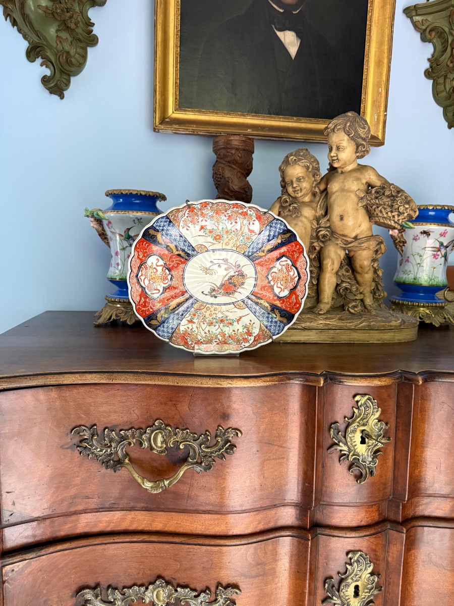 Assiette Imari XIXᵉ — décor rouge/bleu et or, médaillon fleuri, revers peint — 31,5 × 26,5 cm-photo-8
