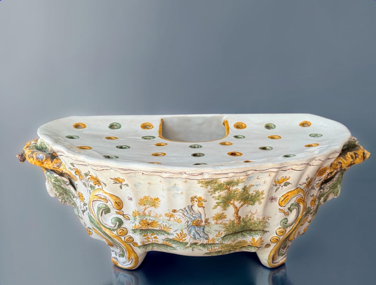 Grande et rare Bouquetière en faïence de Moustiers, XVIIIᵉ siècle 