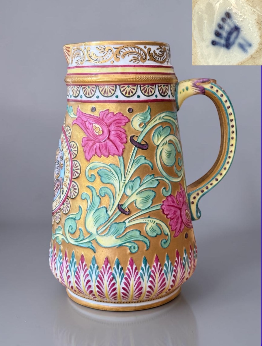 Pichet en porcelaine de Capodimonte – Décor végétal polychrome en relief, fin XIXᵉ