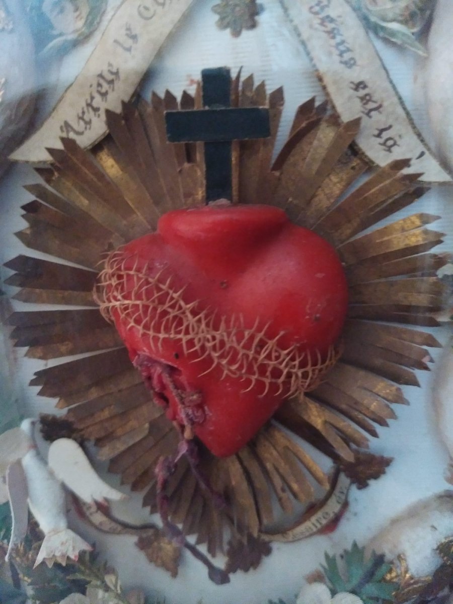 Reliquaire du Sacré-Cœur, France, XIXᵉ siècle , Cire, papier doré, tissus, verre bombé-photo-2