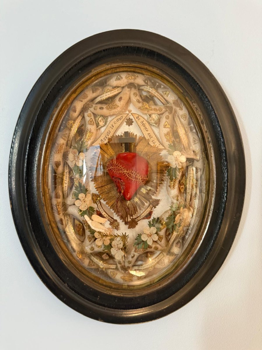 Reliquaire du Sacré-Cœur, France, XIXᵉ siècle , Cire, papier doré, tissus, verre bombé-photo-1