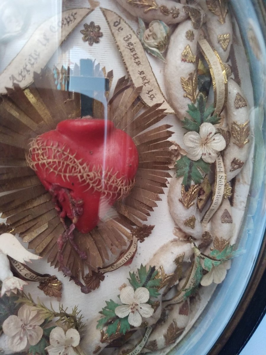 Reliquaire du Sacré-Cœur, France, XIXᵉ siècle , Cire, papier doré, tissus, verre bombé