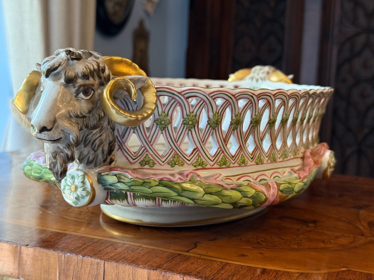 Très grande Corbeille en porcelaine fine polychrome – K&G Lunéville, XIXᵉ siècle