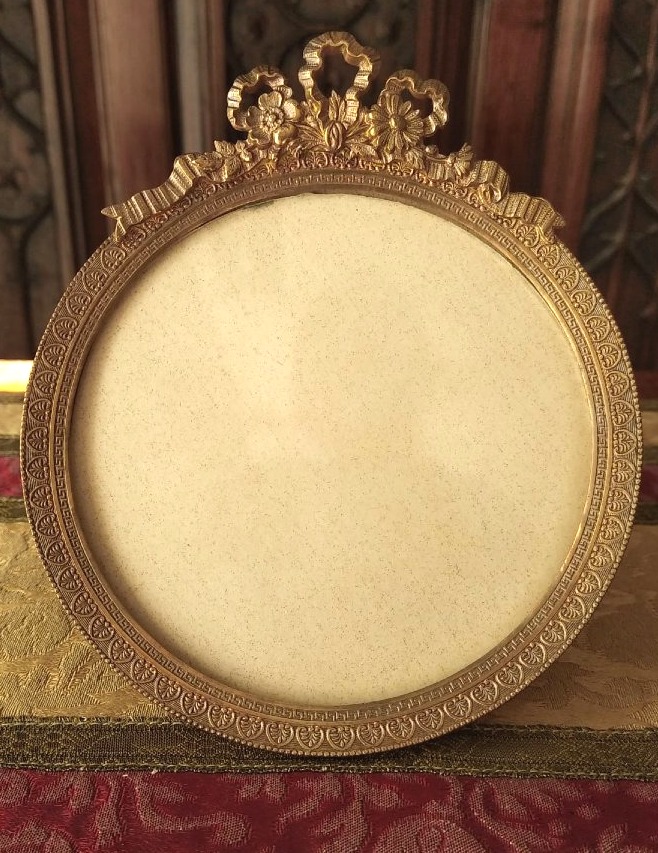 Cadre rond en bronze doré ciselé, époque Napoléon III — Hauteur 16,5 cm, largeur 14 cm