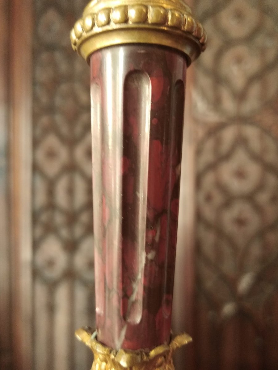 Paire de bougeoirs en bronze doré et marbre griotte – époque Napoléon III, style Louis XVI-photo-2