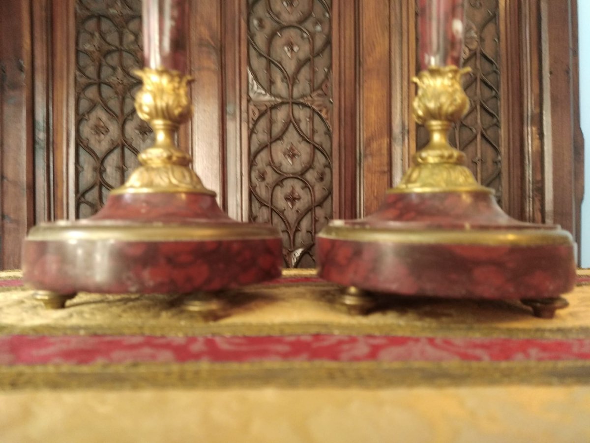 Paire de bougeoirs en bronze doré et marbre griotte – époque Napoléon III, style Louis XVI-photo-1