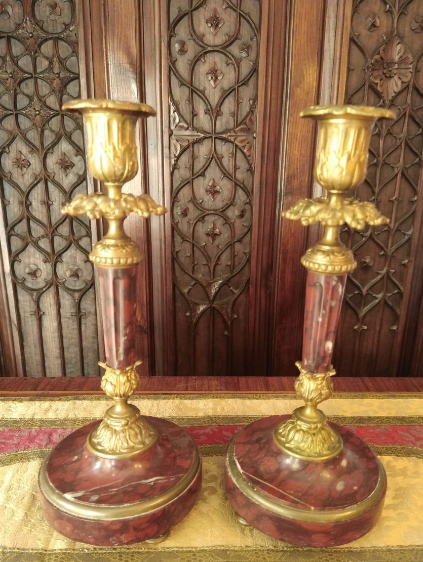 Paire de bougeoirs en bronze doré et marbre griotte – époque Napoléon III, style Louis XVI