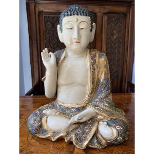 Grande Statue Satsuma Japonaise de Bouddha en méditation à décor de lotus polychrome, Meiji