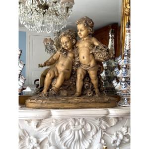 Gilles Roux – Groupe de Putti en Terre Cuite Patinée, Style Rococo d’Inspiration Baroque – 51cm