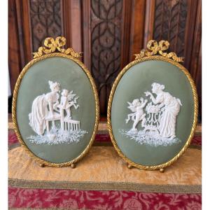 Pair Of Wedgwood Cookie Medallions - Relief Decoration - Green Jasper, Gilded Bronze Frame