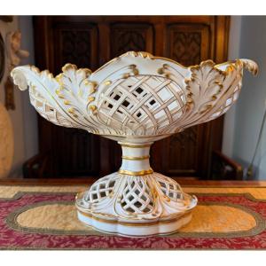 Coupe sur pied en porcelaine de Paris, décor ajouré et rinceaux dorés - Circa 1900