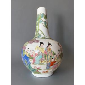 Vase en porcelaine polychrome, décor famille rose – Chine – fin XIX début XXᵉ siècle