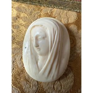 Broche dévotionelle en ivoire sculpté — Vierge Marie, XIXᵉ siècle (travail avant 1947)