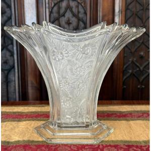 Vase en verre moulé et dépoli à décor floral, Tchécoslovaquie, vers 1930.