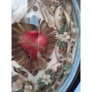 Reliquaire du Sacré-Cœur, France, XIXᵉ siècle , Cire, papier doré, tissus, verre bombé