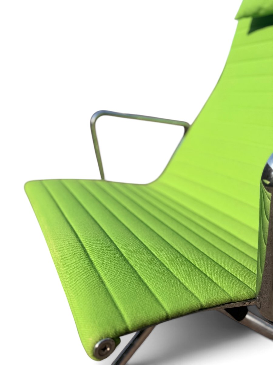 Fauteuil Lounge EA 124 et son Ottoman EA 125, Charles & Ray Eames pour Vitra-photo-5