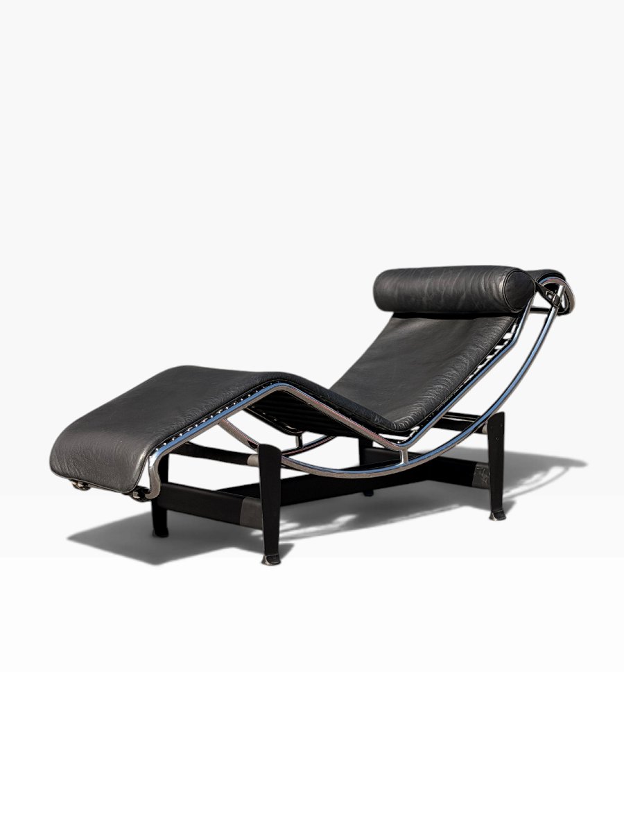 Chaise longue LC4 de Le Corbusier, Jeanneret et Perriand, Cassina, cuir noir