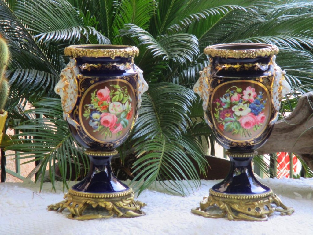 Paire De Vases  En Porcelaine De Sèvres 