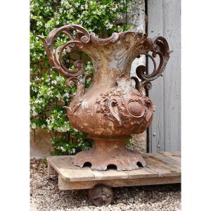 Important Vase en fonte