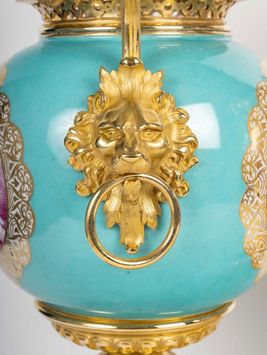 Paire De Vases En Porcelaine De Paris Monture Bronze Doré -photo-1