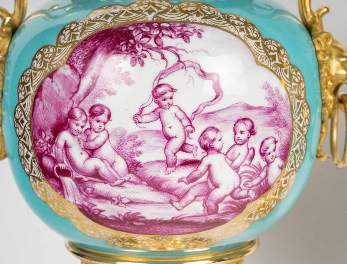 Paire De Vases En Porcelaine De Paris Monture Bronze Doré -photo-3