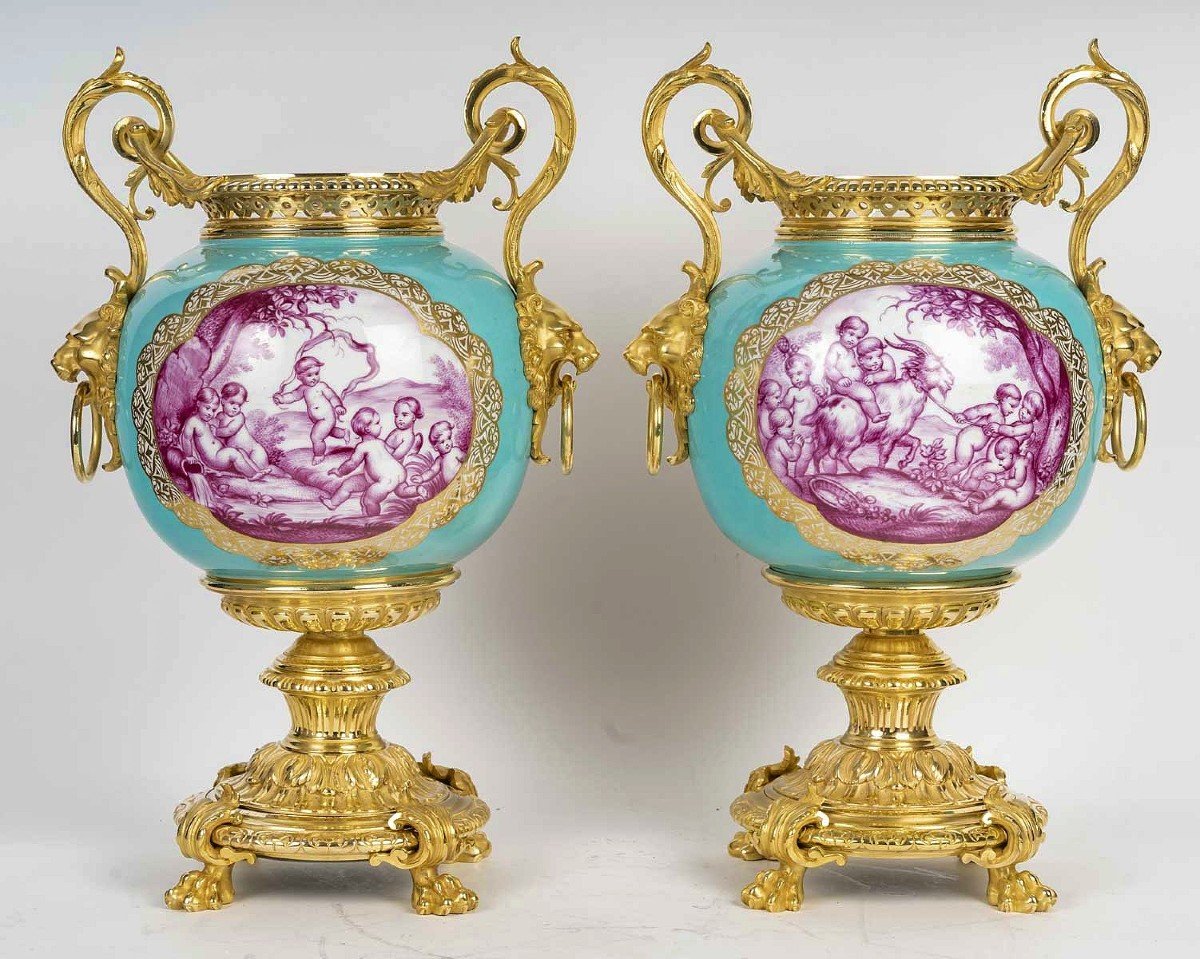 Paire De Vases En Porcelaine De Paris Monture Bronze Doré 