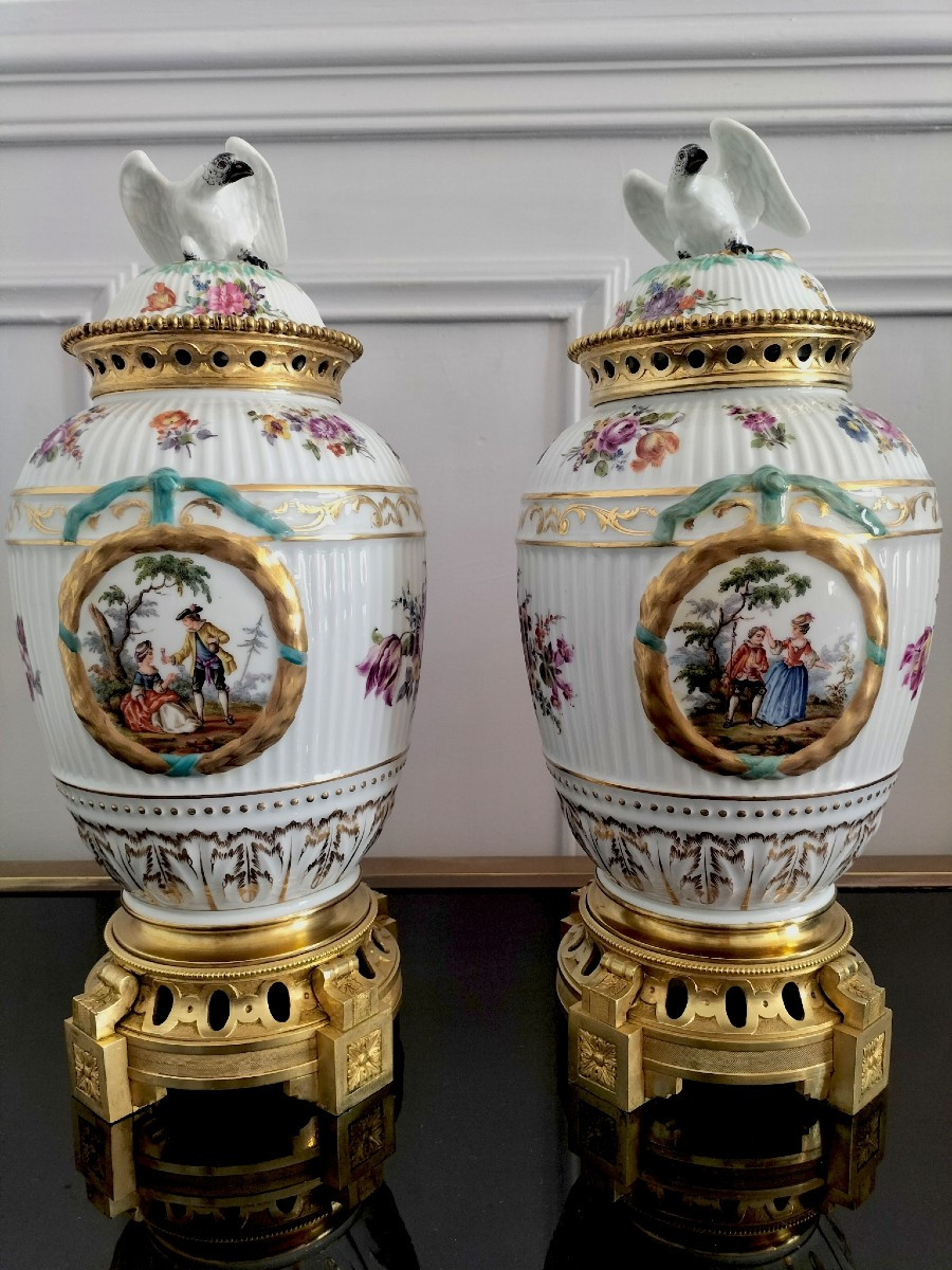 Paire De Vase En Porcelaine De Berlin Monture Bronze 19ème Siècle -photo-2