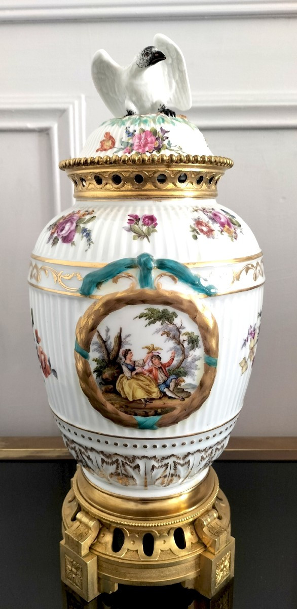 Paire De Vase En Porcelaine De Berlin Monture Bronze 19ème Siècle -photo-2