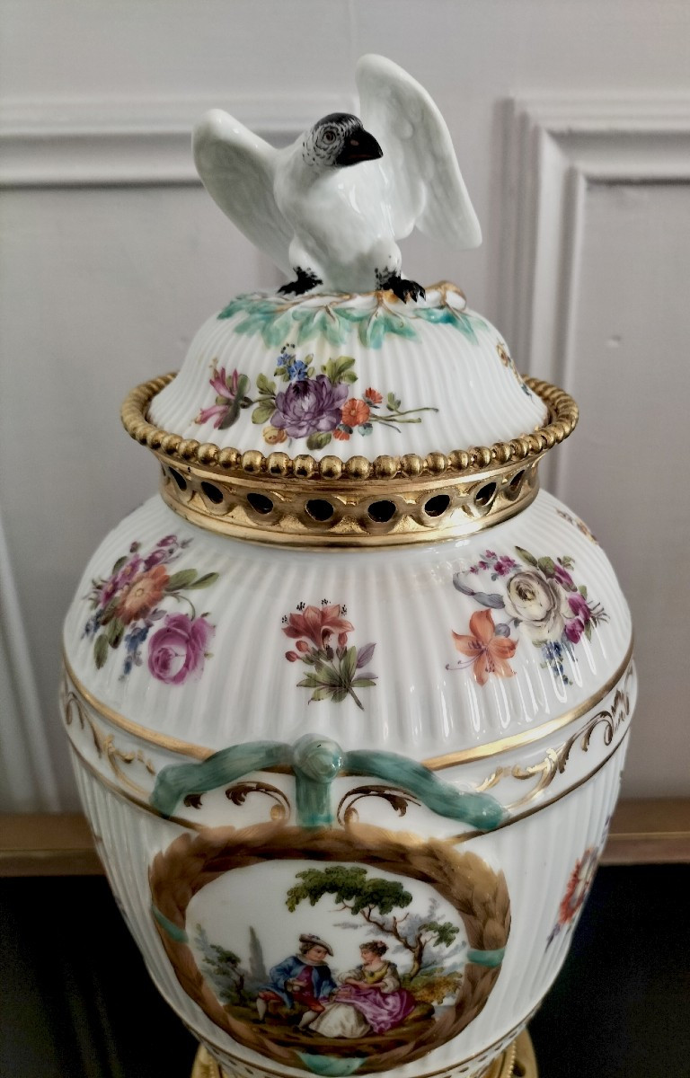 Paire De Vase En Porcelaine De Berlin Monture Bronze 19ème Siècle -photo-3