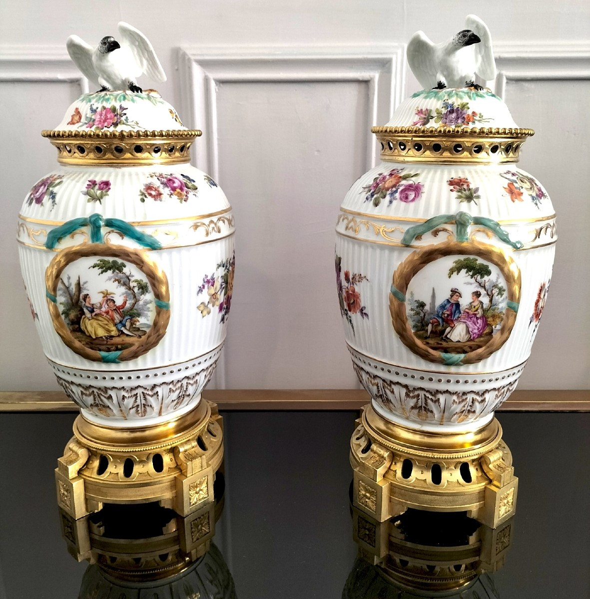 Paire De Vase En Porcelaine De Berlin Monture Bronze 19ème Siècle 