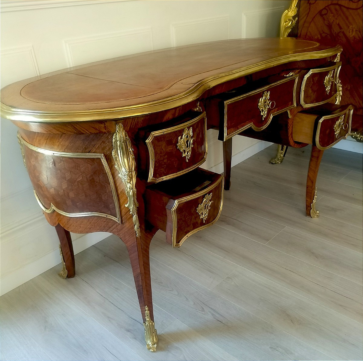 Bureau rognon marqueterie et bronze doré style Louis XV-photo-6