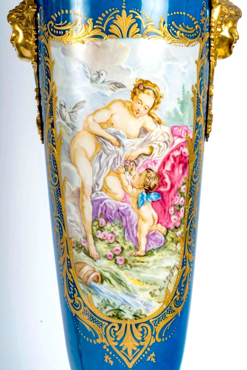 Paire de grands vases en porcelaine style Sèvres monture bronze doré -photo-1
