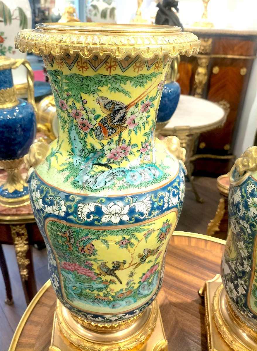 Paire de grands vases en porcelaine de Chine Canton monture bronze doré 19ème siècle -photo-1