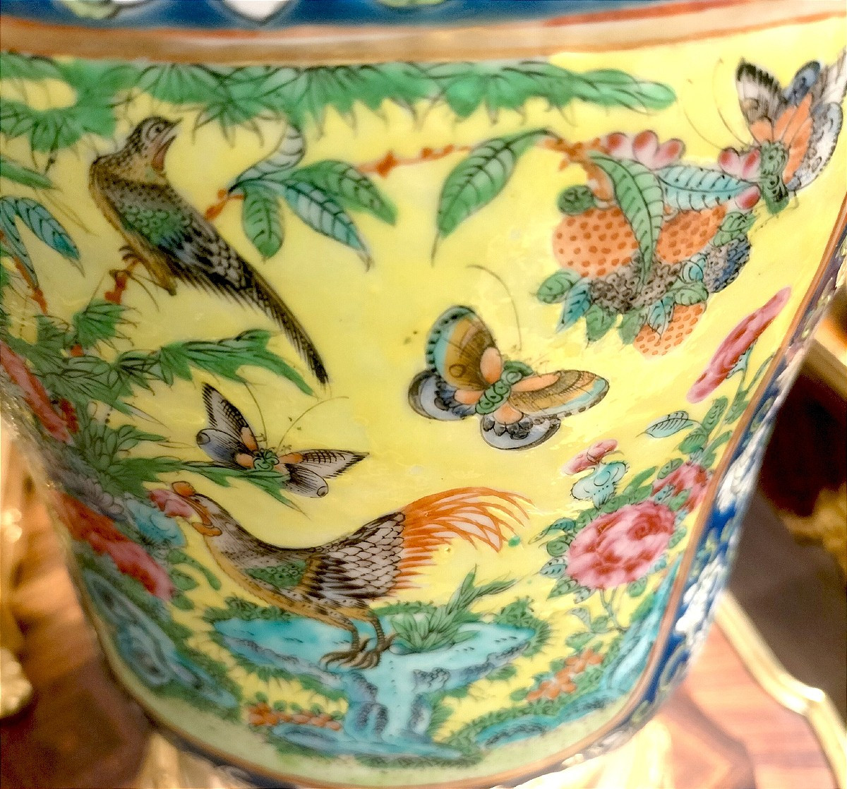 Paire de grands vases en porcelaine de Chine Canton monture bronze doré 19ème siècle -photo-7