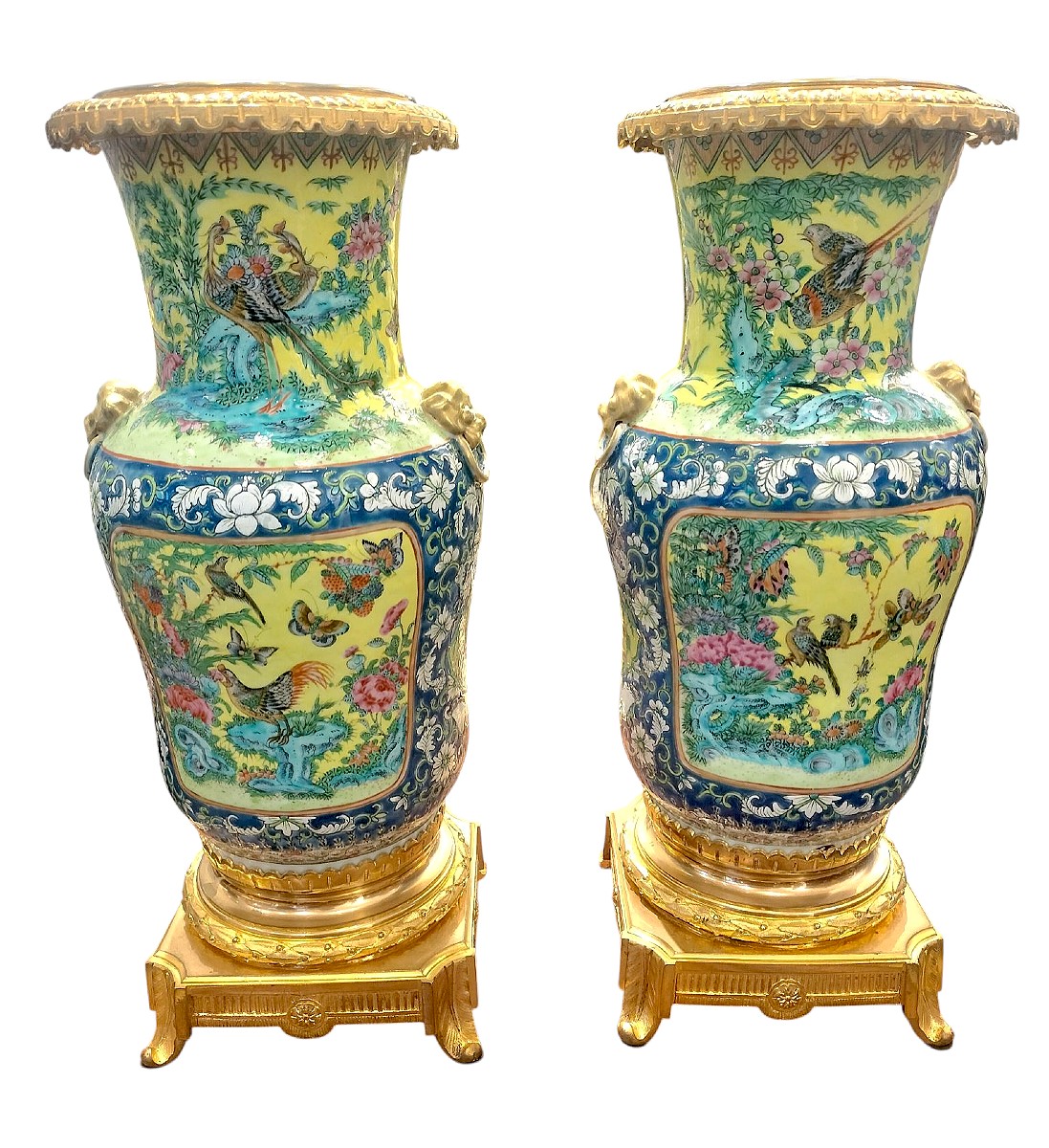 Paire de grands vases en porcelaine de Chine Canton monture bronze doré 19ème siècle 