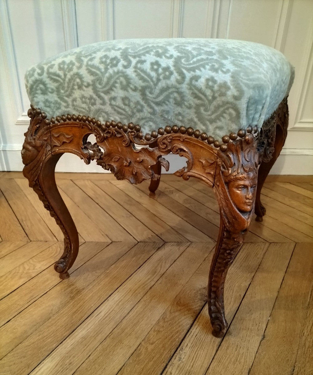 Rare Carved Walnut Stool, Early 18th Century -photo-2