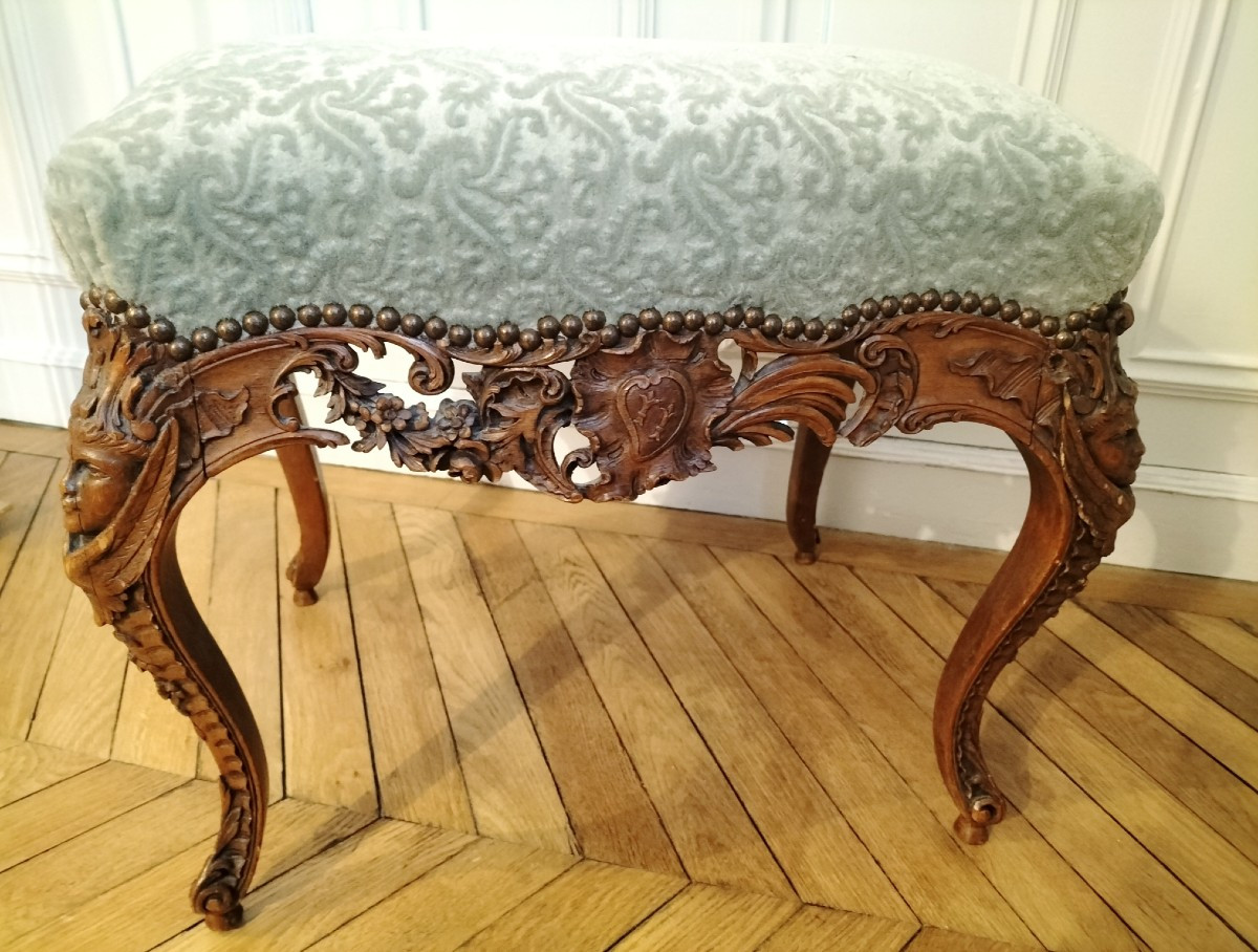 Rare Carved Walnut Stool, Early 18th Century -photo-4