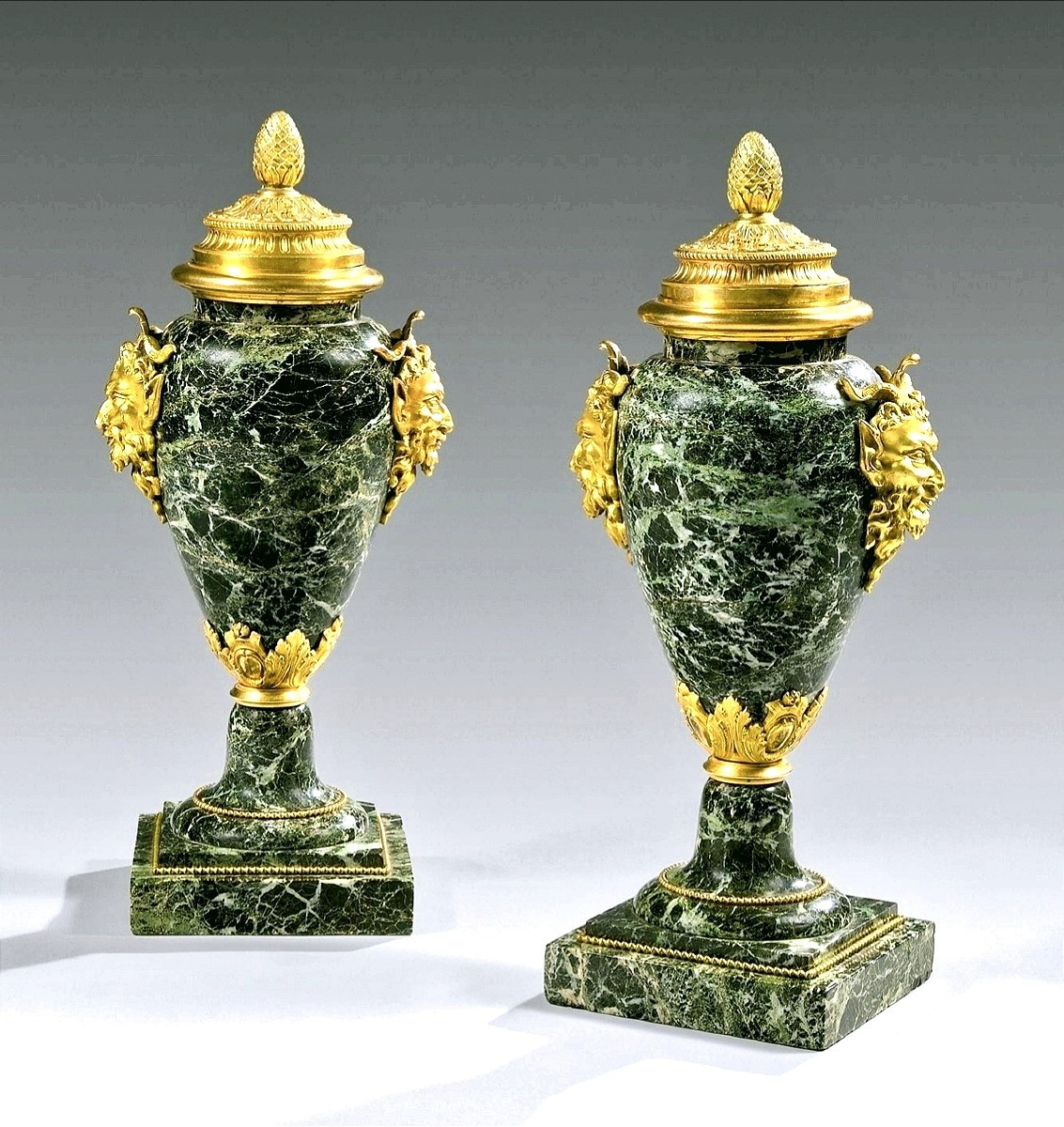 Paire d'importantes cassolettes en marbre vert de mer et bronze doré 
