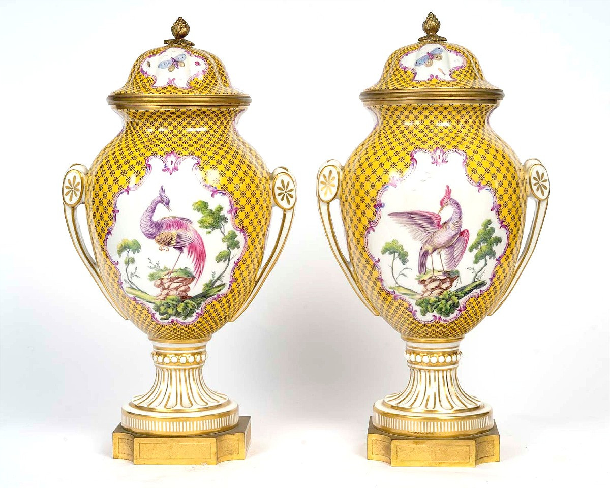Pair Of Covered Vases In Paris Porcelain With Gilt Bronze Mounts -photo-2