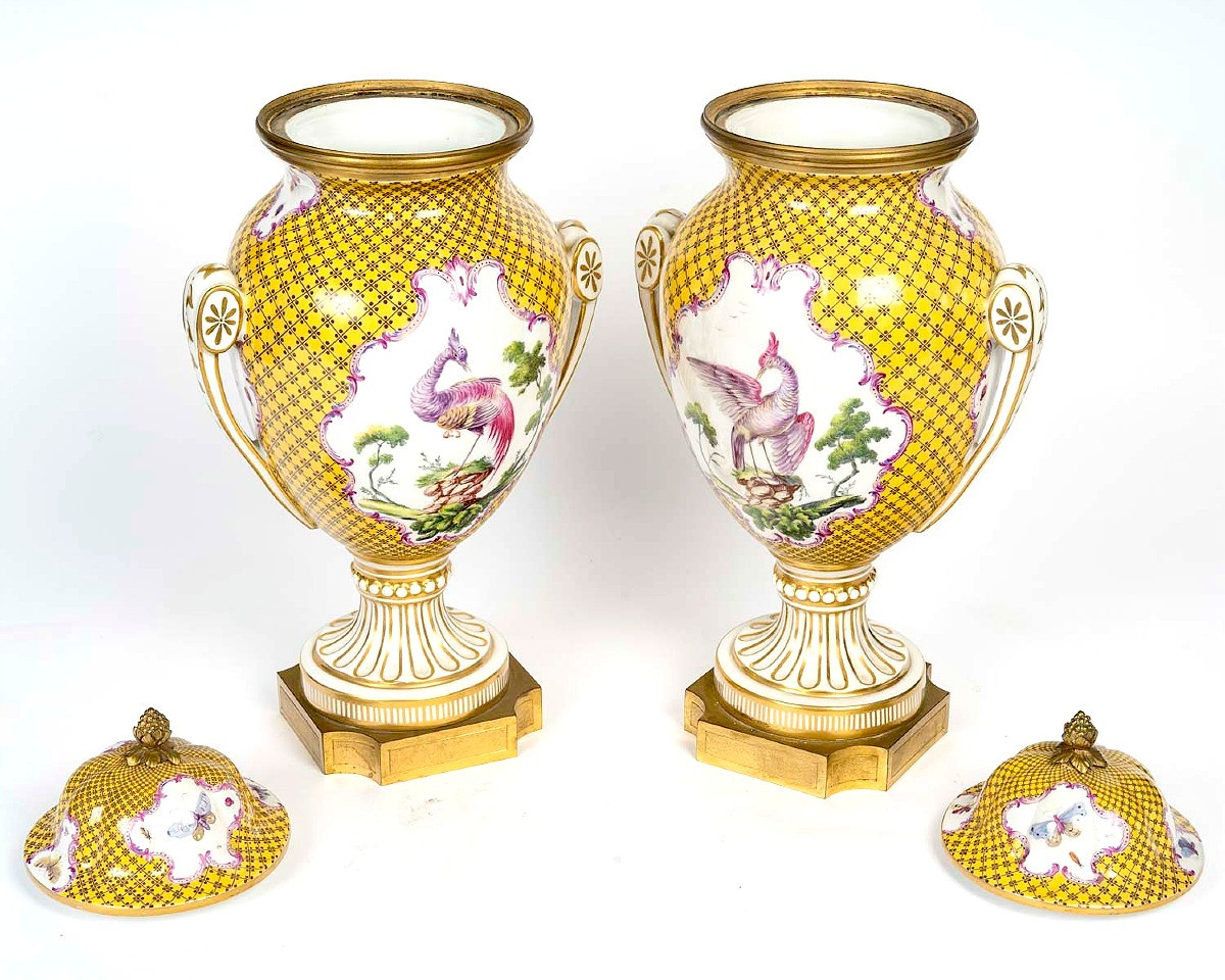 Pair Of Covered Vases In Paris Porcelain With Gilt Bronze Mounts -photo-4