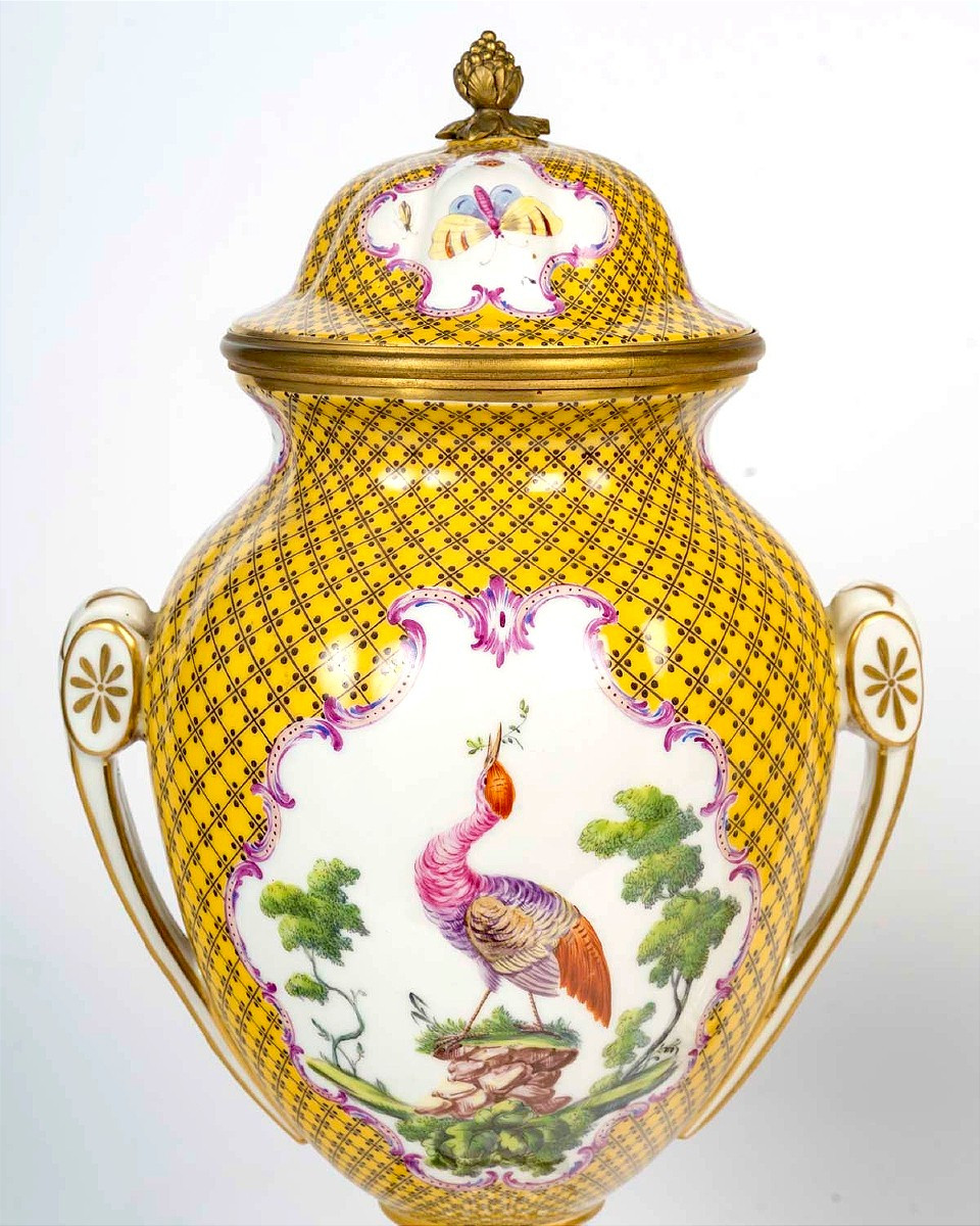 Pair Of Covered Vases In Paris Porcelain With Gilt Bronze Mounts -photo-1