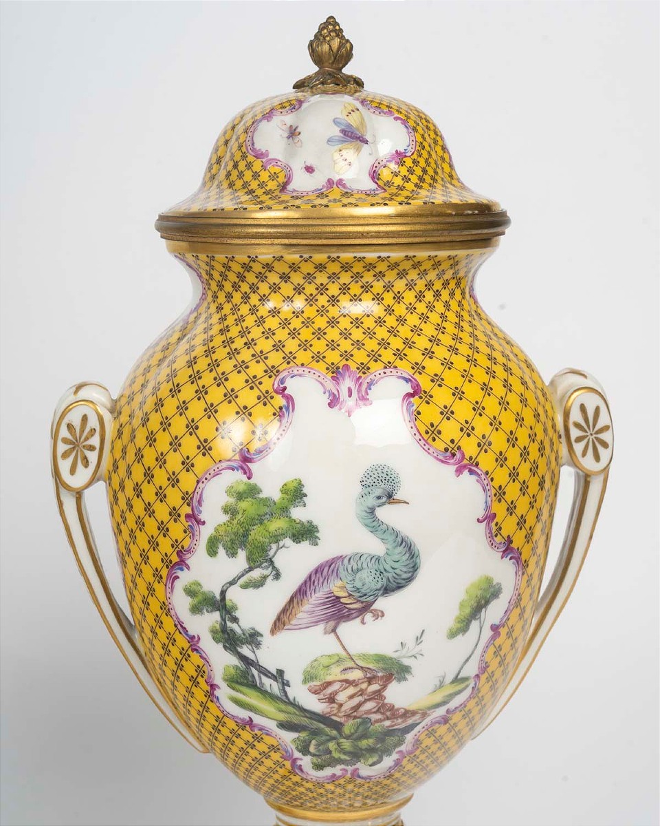 Pair Of Covered Vases In Paris Porcelain With Gilt Bronze Mounts -photo-2