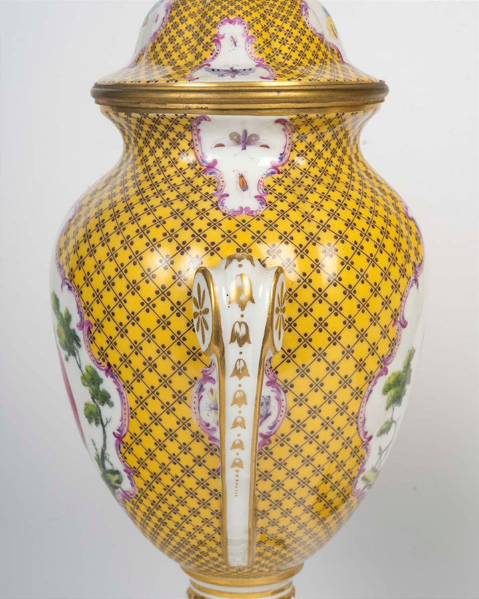 Pair Of Covered Vases In Paris Porcelain With Gilt Bronze Mounts -photo-3