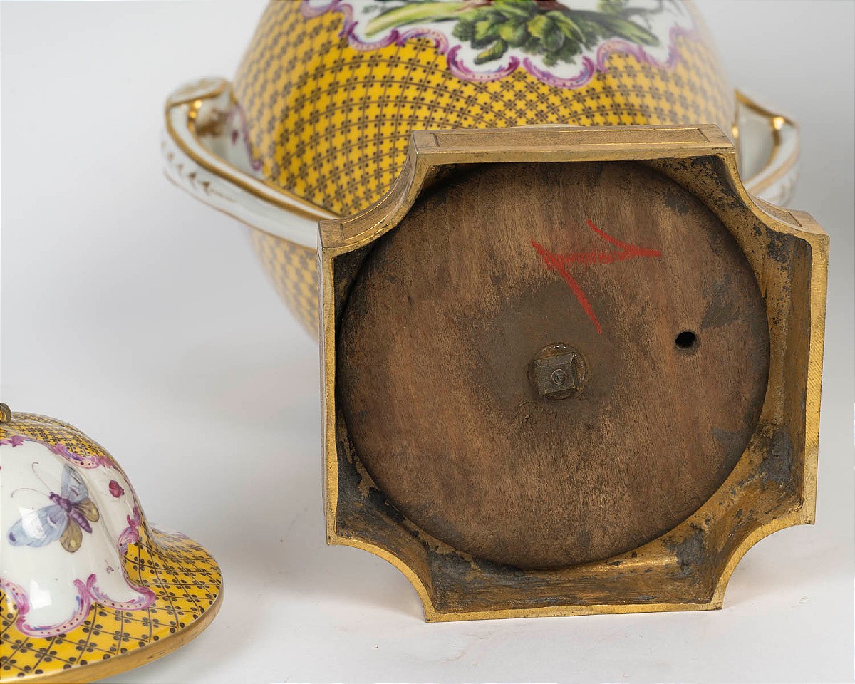 Pair Of Covered Vases In Paris Porcelain With Gilt Bronze Mounts -photo-5