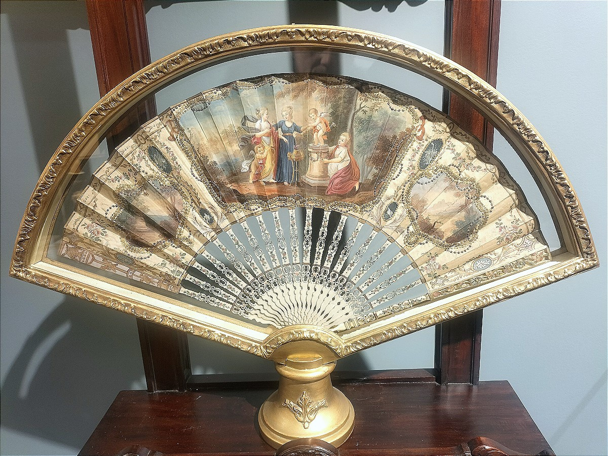 An 18th-century Fan In A Gilded Wooden Case -photo-1