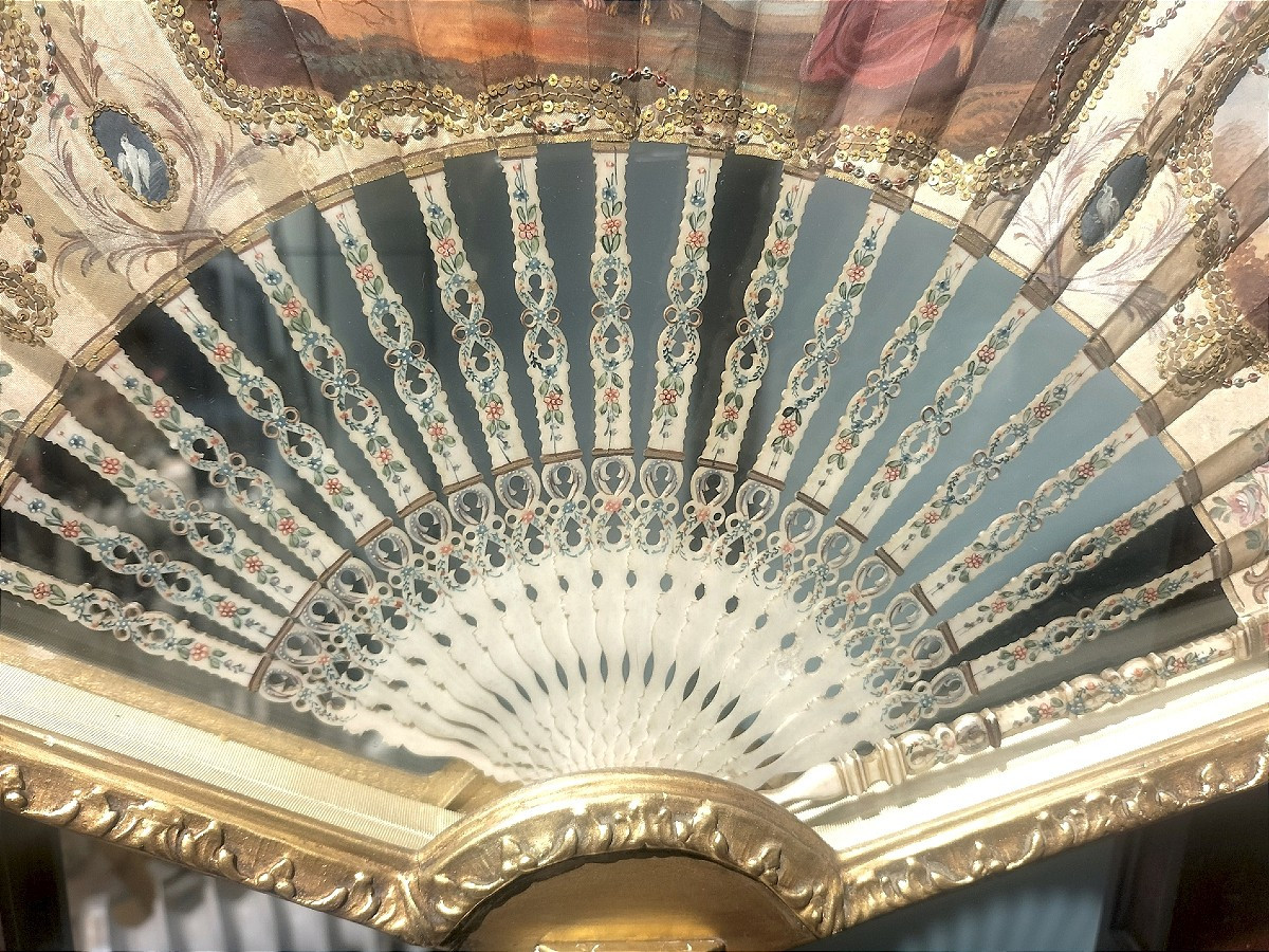 An 18th-century Fan In A Gilded Wooden Case -photo-2