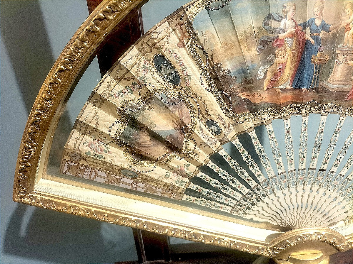 An 18th-century Fan In A Gilded Wooden Case -photo-3