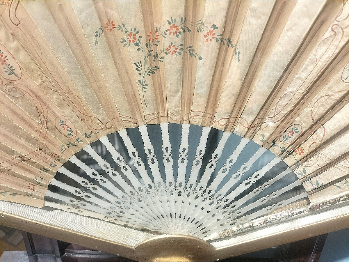 An 18th-century Fan In A Gilded Wooden Case -photo-8