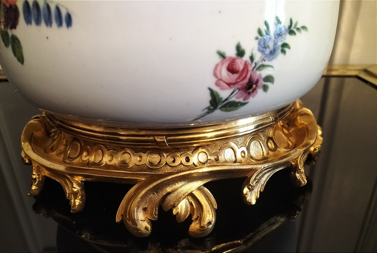 Sèvres 18th Century Porcelain Bowl With Handles And Gilt Bronze Mount -photo-6
