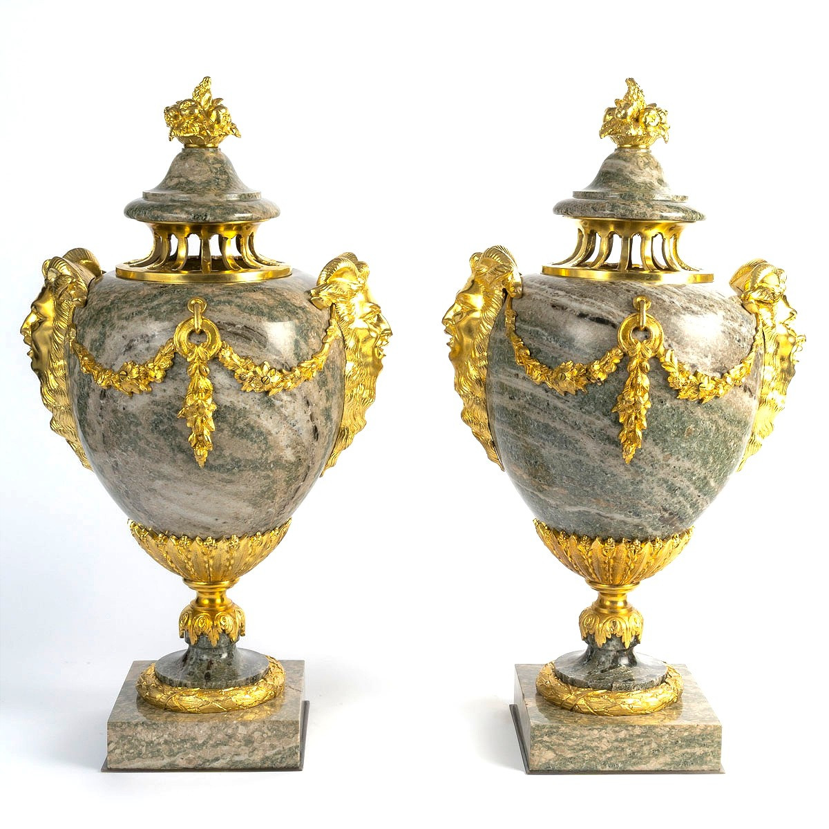 Paire de cassolettes en granit vert multicolore des Indes et bronze doré Fin XIXe siècle 